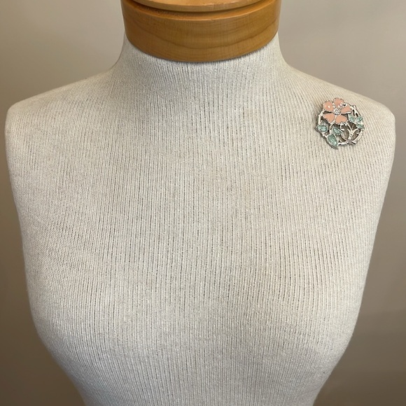 Vintage 1928 Brand Silver-tone & Enamel Floral Pin - Picture 8 of 14